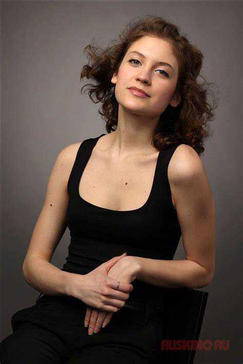 Начало карьеры: первые роли в театре и кино