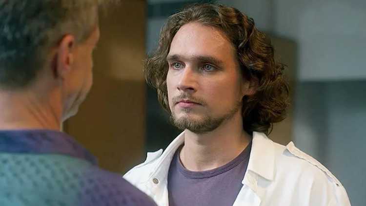 Образование и первые шаги в актерском мастерстве