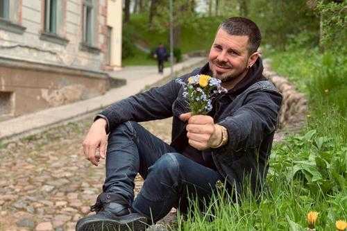 Куда он переехал после выхода на пенсию?