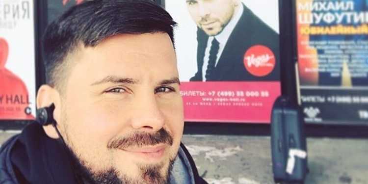 С кем он проводит время в новом городе?