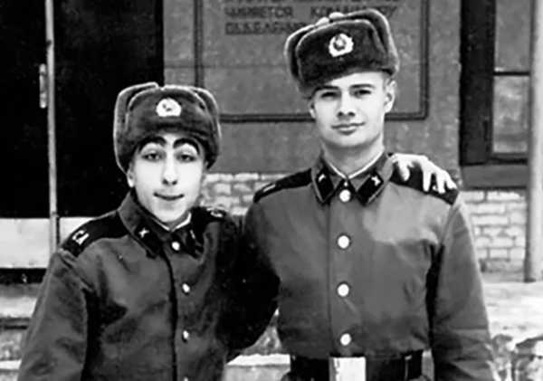 Как жена влияет на имидж Карена в обществе?