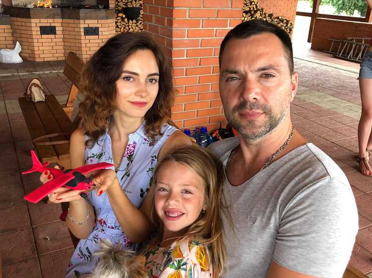 Как супруга поддерживает Алексея в его начинаниях